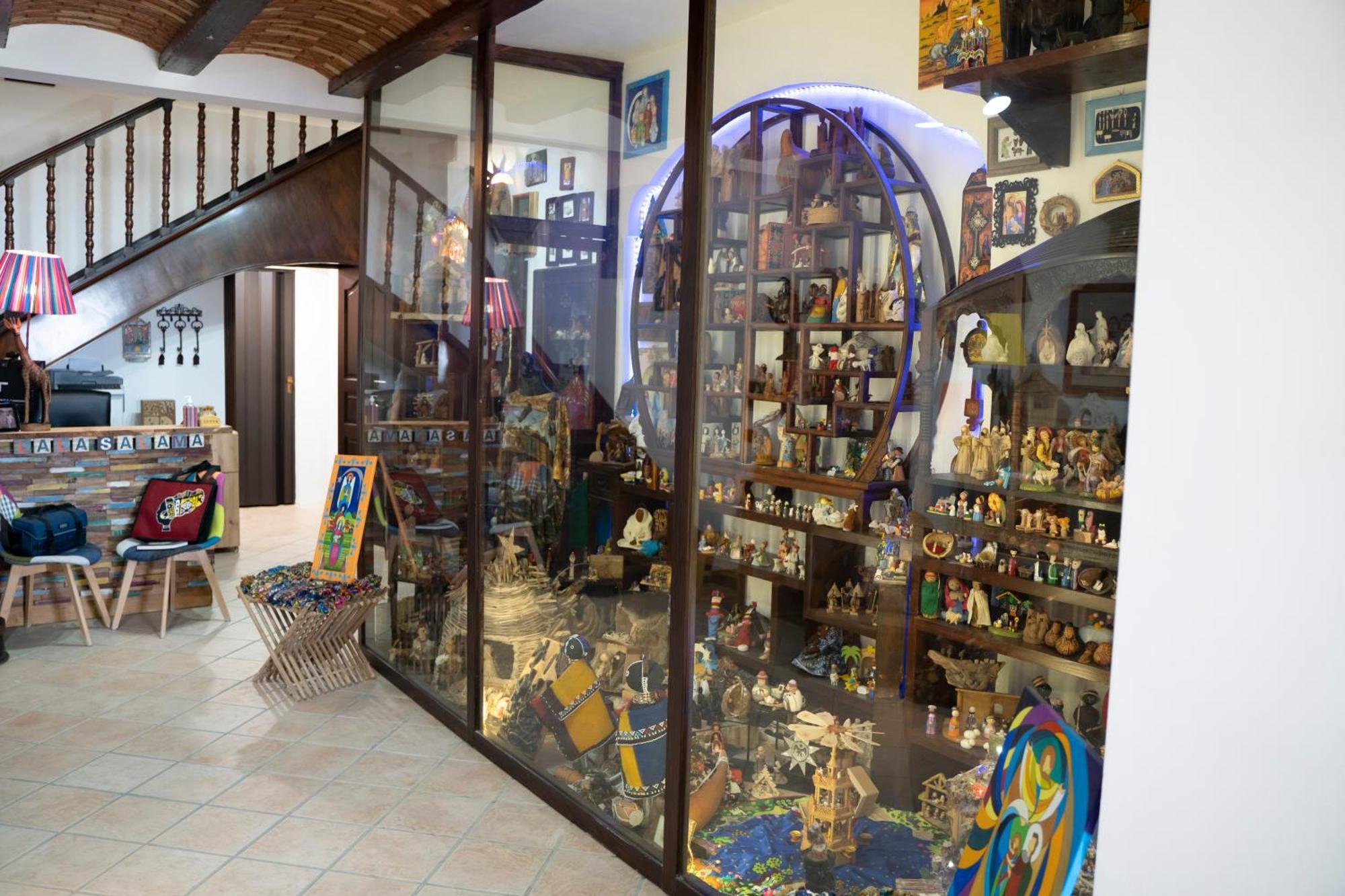 סן לאונה Lala Salama מראה חיצוני תמונה